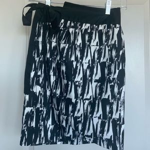 Banana Republic Black & White Flirty Skirt Size  2